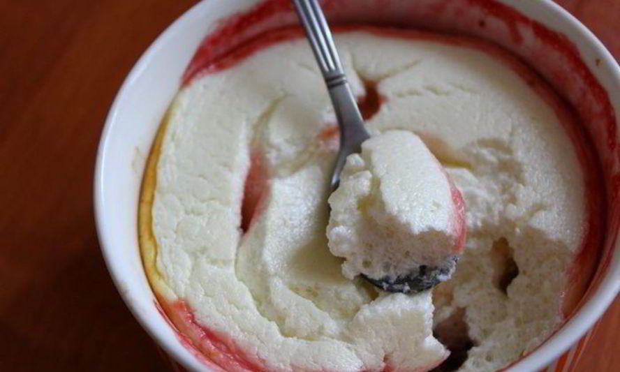 Рецепт творожного суфле на подушке из фруктов и ягод