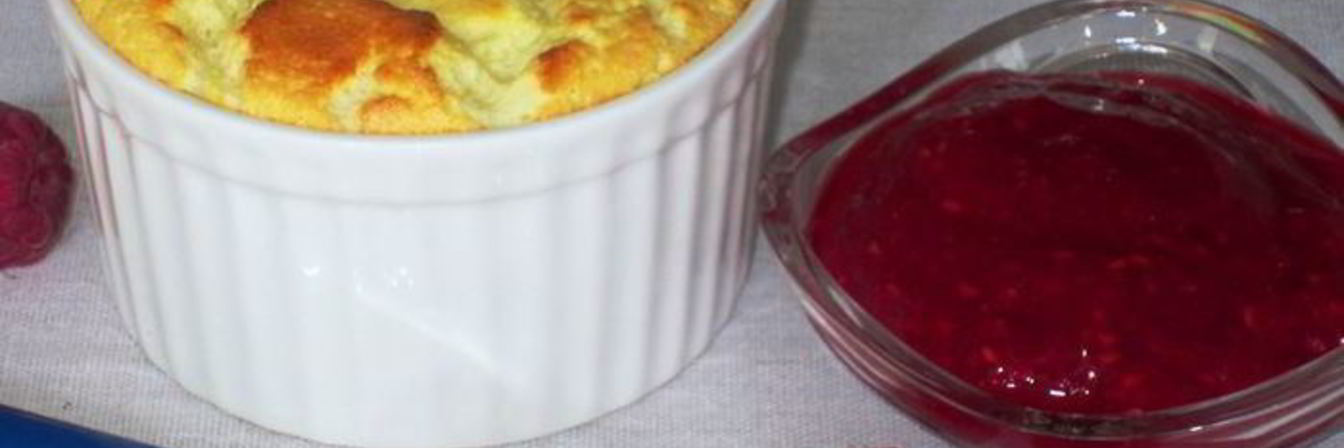 Воздушное творожное суфле с малиновым соусом