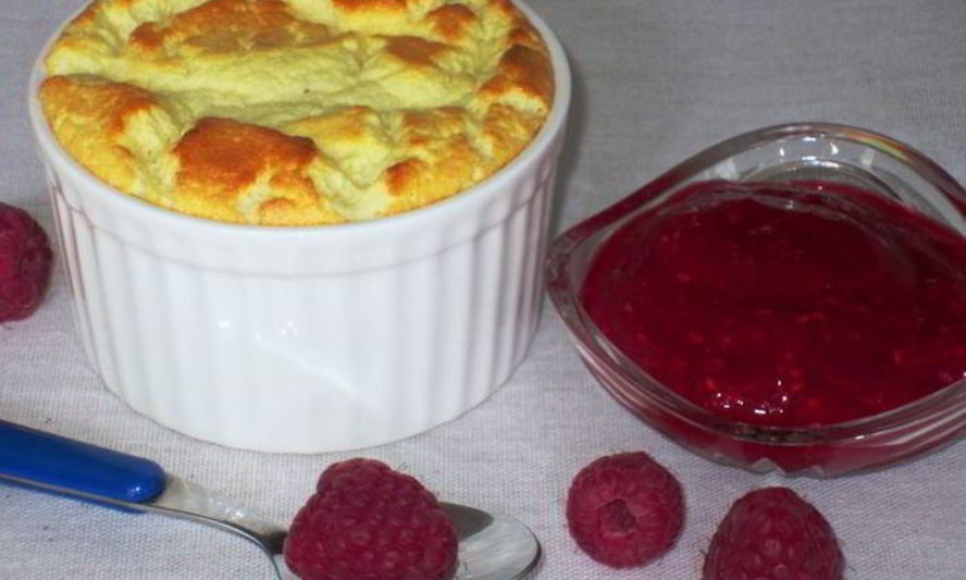 Рецепт воздушного творожного суфле с малиновым соусом