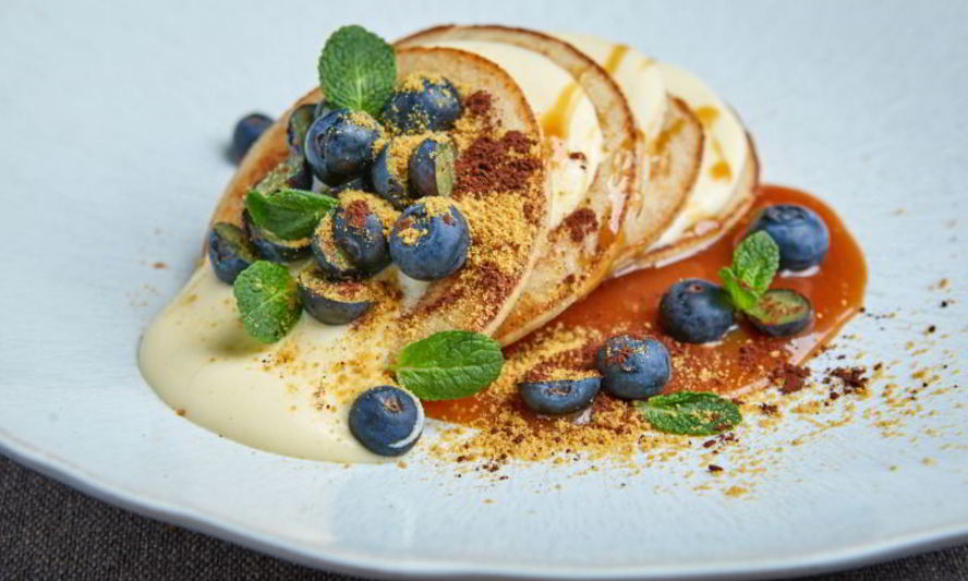 Рецепт овсяных блинчиков с голубикой и тирамису