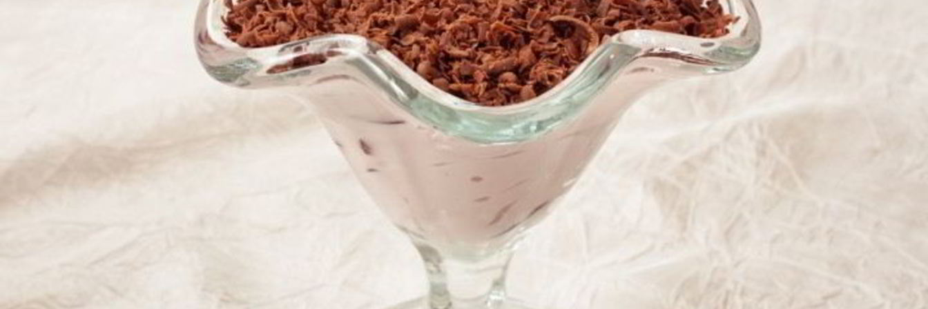 Творожный десерт с шоколадом и черешней