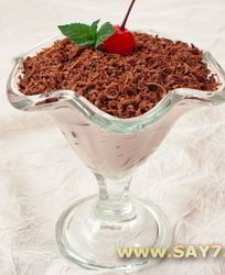 Творожный десерт с шоколадом и черешней