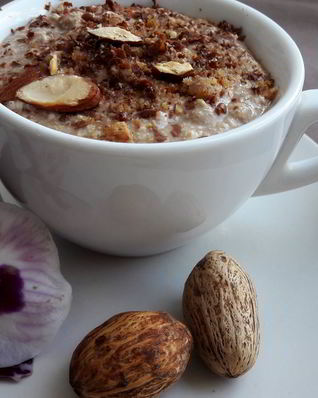 Вкусный десерт из творога с бананом и кофе