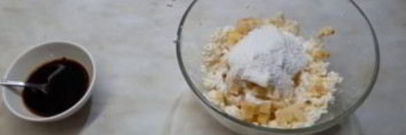 вкусный десерт из творога с бананом и кофе