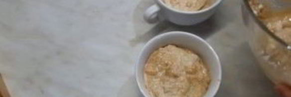 вкусный десерт из творога с бананом и кофе