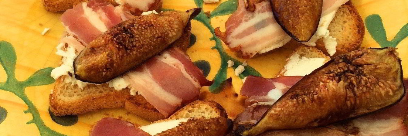 Запеченный инжир с пармской ветчиной и сыром