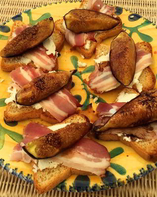 Запеченный инжир с пармской ветчиной и сыром