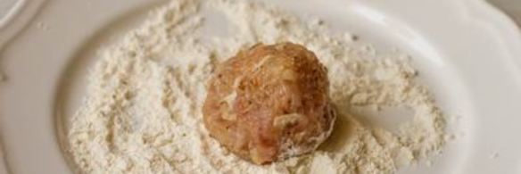 куриные фрикадельки с моцареллой