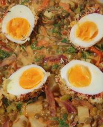 Чечевица с тушеными овощами и яйцами в специях