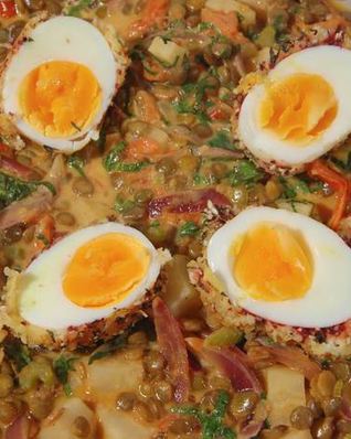 Чечевица с тушеными овощами и яйцами в специях