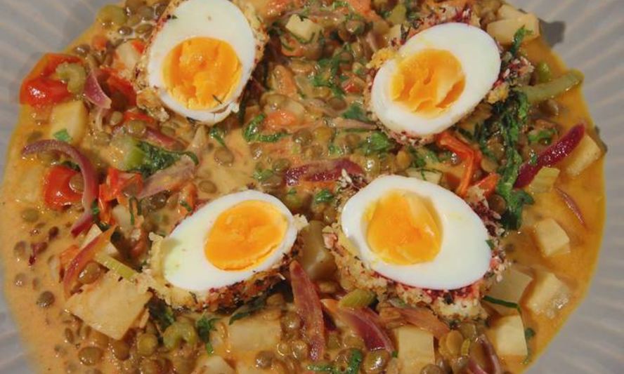 Рецепт чечевицы с тушеными овощами и яйцами в специях