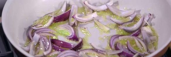 чечевица с тушеными овощами и яйцами в специях