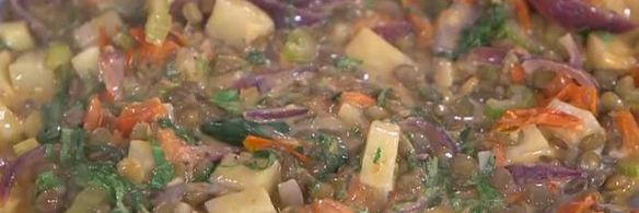 чечевица с тушеными овощами и яйцами в специях