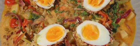 чечевица с тушеными овощами и яйцами в специях