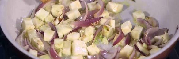 чечевица с тушеными овощами и яйцами в специях