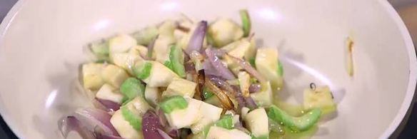 чечевица с тушеными овощами и яйцами в специях