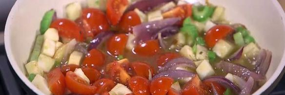 чечевица с тушеными овощами и яйцами в специях