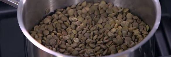 чечевица с тушеными овощами и яйцами в специях