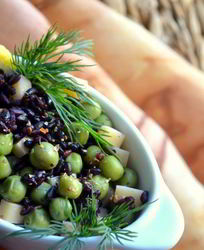 Черный рис с зеленым горошком и сыром