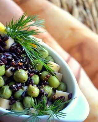 Черный рис с зеленым горошком и сыром