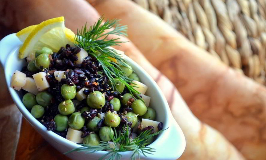 Рецепт черного риса с зеленым горошком и сыром