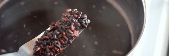 черный рис с зеленым горошком и сыром