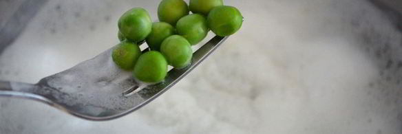 черный рис с зеленым горошком и сыром