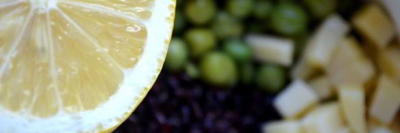 черный рис с зеленым горошком и сыром