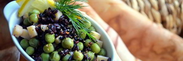 черный рис с зеленым горошком и сыром