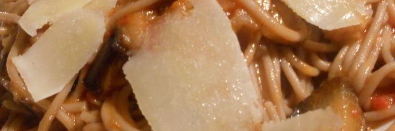 Гречневая лапша с баклажанами, томатами и красным вином