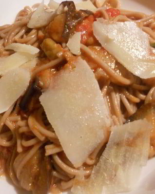 Гречневая лапша с баклажанами, томатами и красным вином