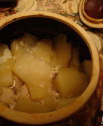Картофель с индейкой в горшочках