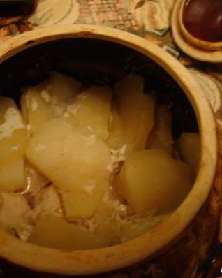 Картофель с индейкой в горшочках