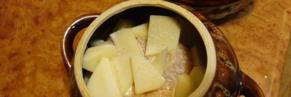картофель с индейкой в горшочках