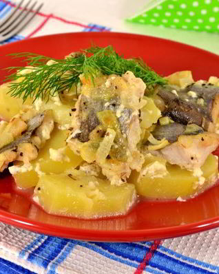 Картофель с рыбой в молочном соусе
