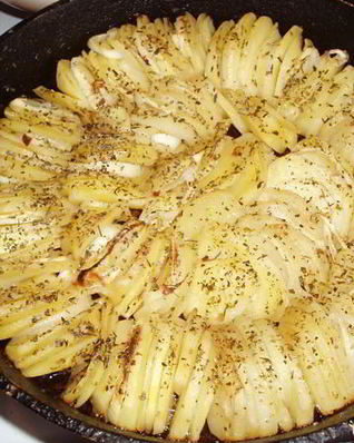 Картофель с травами и репчатым луком