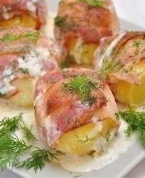 Картофель в беконе со сметанным соусом