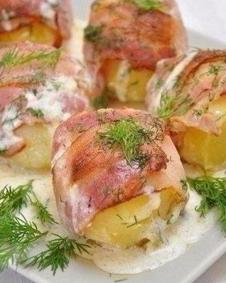 Картофель в беконе со сметанным соусом