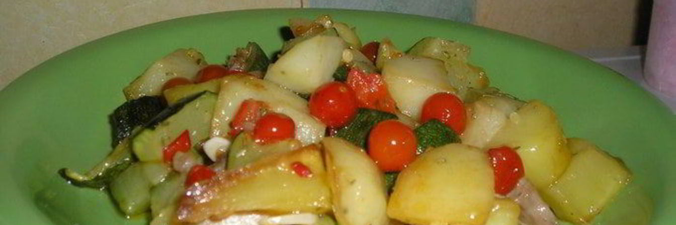 Картофель, жареный с цукини и помидорами черри