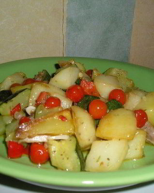 Картофель, жареный с цукини и помидорами черри