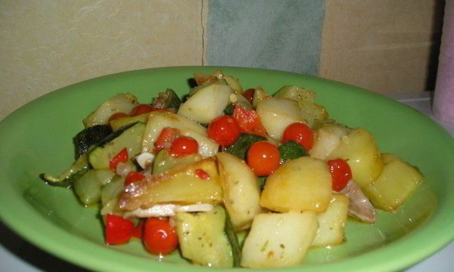 Рецепт картофеля, жареного с цукини и помидорами черри