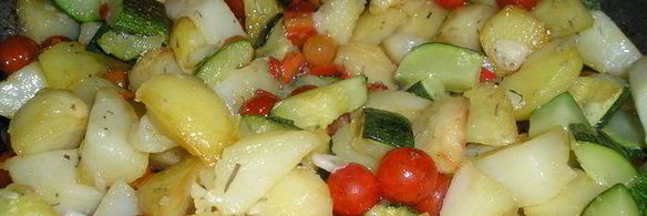 картофель, жареный с цукини и помидорами черри