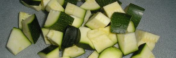 картофель, жареный с цукини и помидорами черри