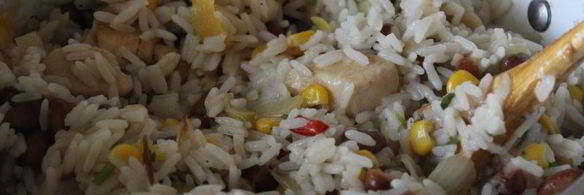 лимонный рис с курицей, кинзой и фасолью