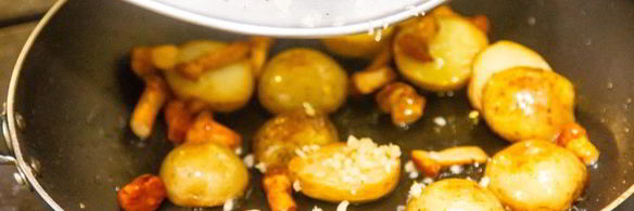 мини-картофель с лисичками