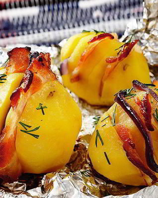 Печеный картофель с луком и беконом