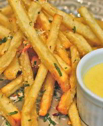 Пикантный картофель фри с красным перцем