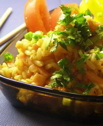 Рис на зеленом чае с ветчиной и томатами