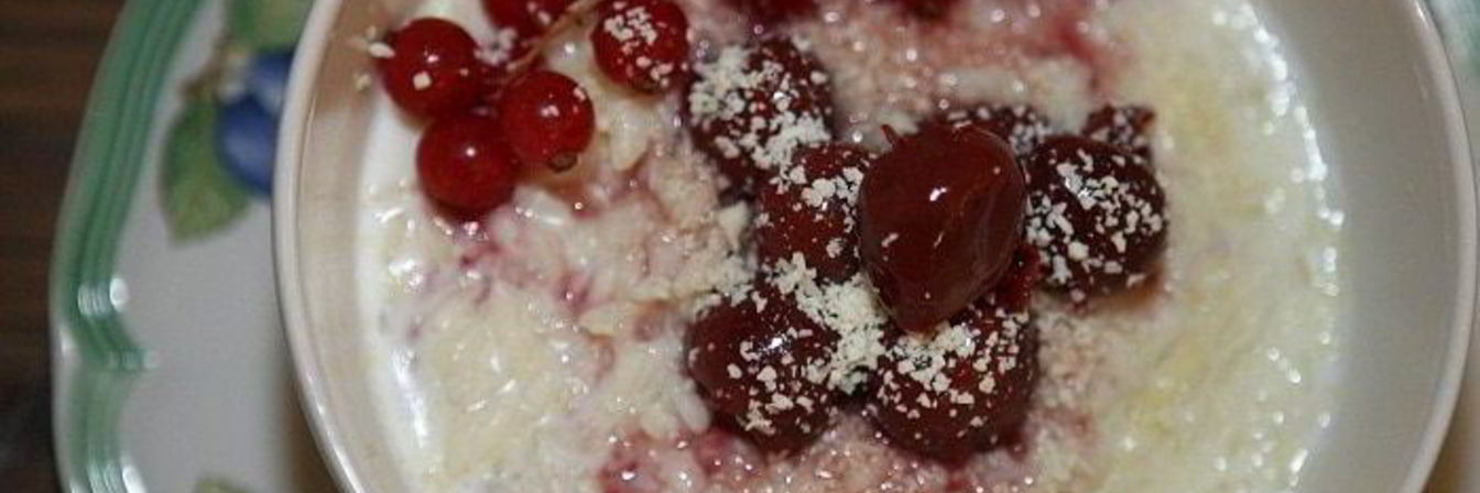 Рис с молоком, белым шоколадом и красной смородиной