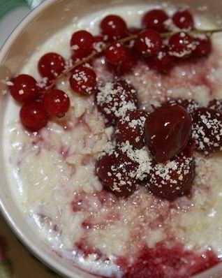 Рис с молоком, белым шоколадом и красной смородиной